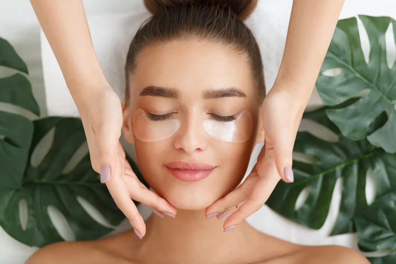 Frau mit Augenklappen bei Gesichtsmassage 